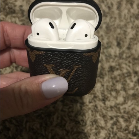 AIRPODS PROTECTIVE LEATHER CASE - Picture 4 of 5